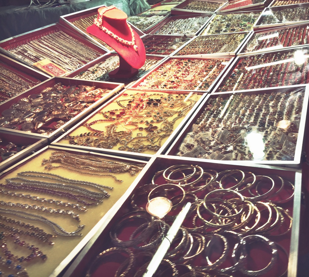 Chinese colours of gold and red are found everywhere, especially along jewellery vendors. Yee, N. (CC), 2015.